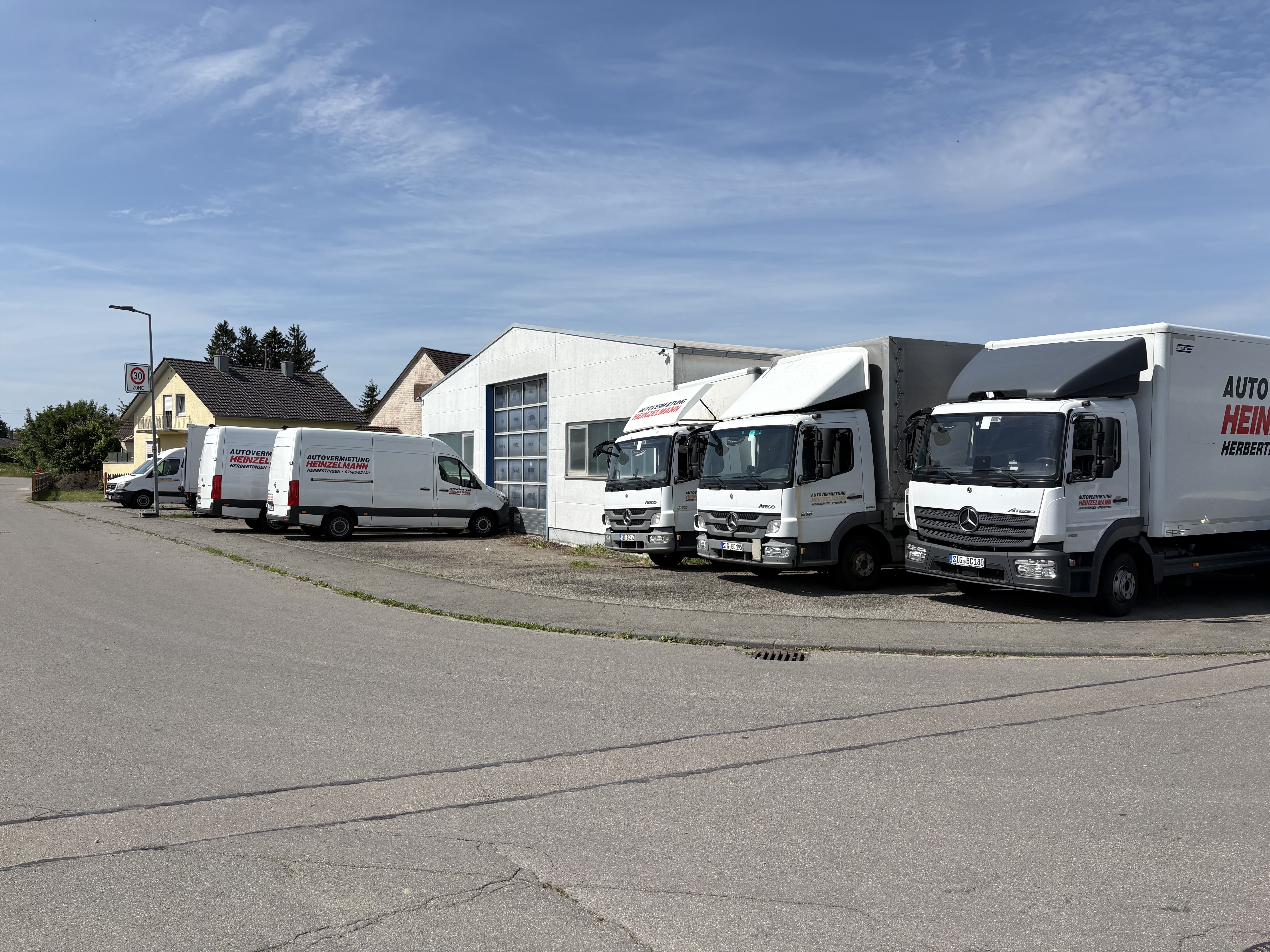 Fahrzeughalle der Autovermietung Heinzelmann