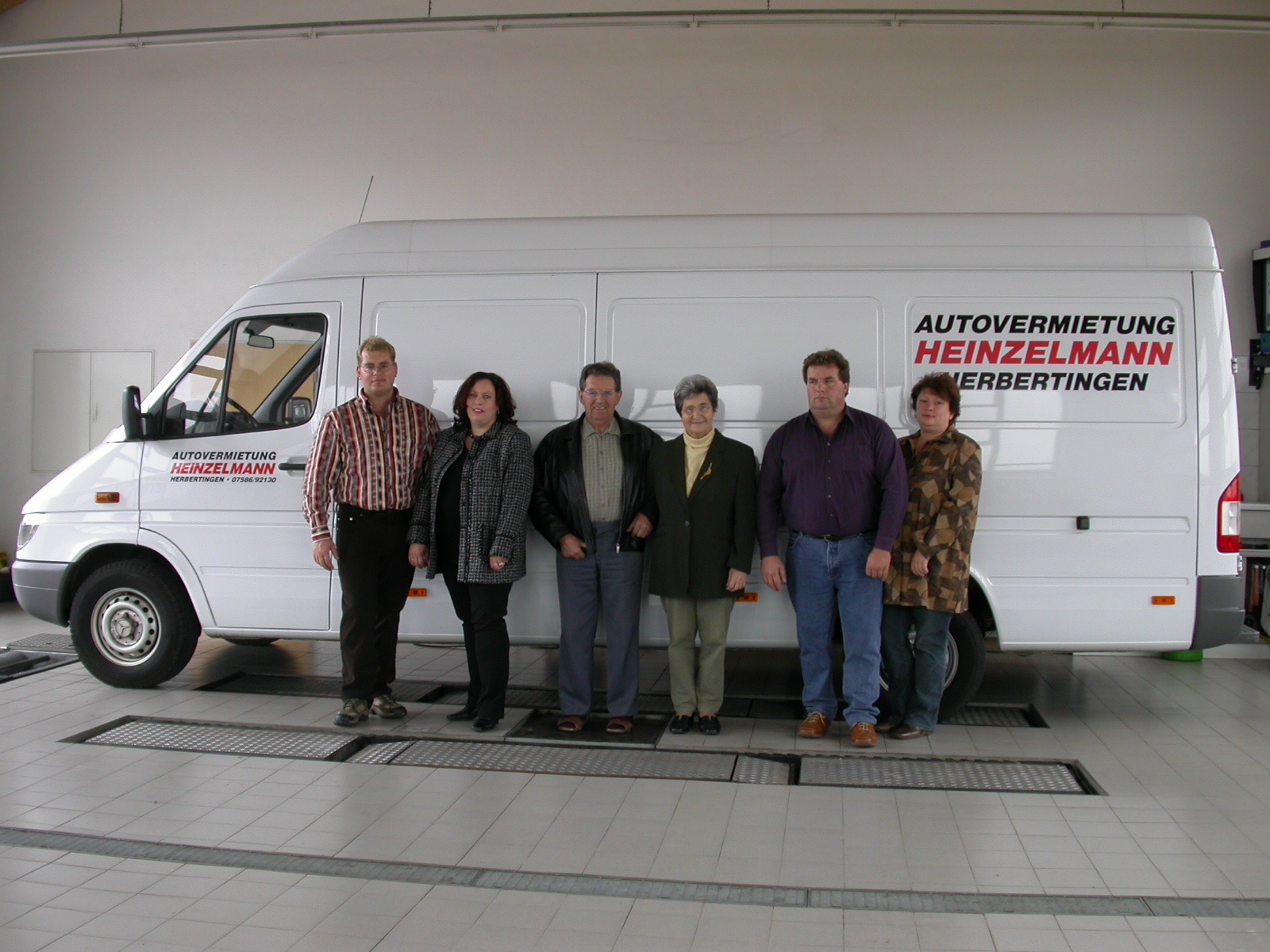 Die Unternehmerfamilie Heinzelmann vor einem Transporter
